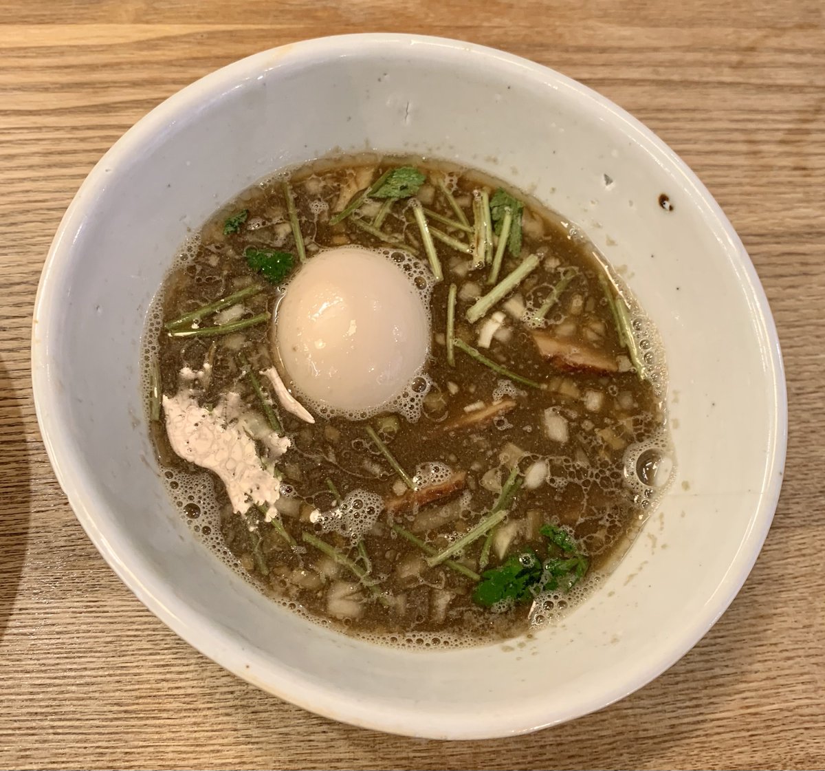 Yukari_ramen's tweet photo. 西荻窪の麺尊RAGEさん
ボンズの気まぐれ煮干しつけそば~極み2段仕込み~

MONDAY RAMEN‼️
暫く月曜はつけそば連打になりそう😁
かなり苦みエグみが出てそうな色ですが旨みだけが出てる‼️美味い🤤しっかり割スープが用意されてるのも嬉しい👍💕 https://t.co/V0ErphaUCq
