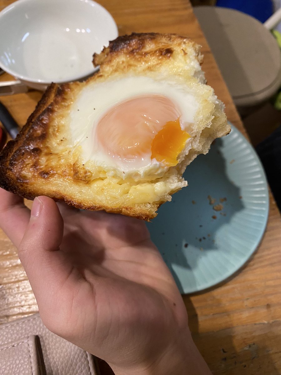 gekiochikun_mm's tweet image. キタコレ🤣
高温ファンモードで14分、トーストモードで30秒で焼いた目玉焼きパンがこれ🍞
パンはサクサク、目玉はトロリ‼️
いや、マジ美味い‼️
最高‼️
はいっ‼️
時間掛け過ぎでしょ🤣
まぁ美味しけりゃいいのだ‼️
#TESCOM
#トースター
#食パン
#目玉焼きパン