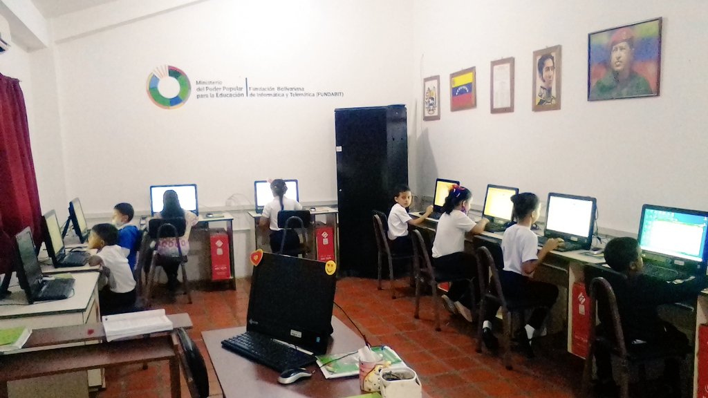 ChuitoCbit's tweet photo. El CBIT Jesús CHUITO Cardozo y la Familia Damianista  Felicita a @Fundabit_ en sus 22 Aniversario. Orgullosos de Formar parte de este hermoso proyecto que nos dejó Nuestro Comandante Chávez, juntos por la Educación Tecnológica.@NicolasMaduro @_LaAvanzadora @G74Garcia https://t.co/42l7DI74Fd