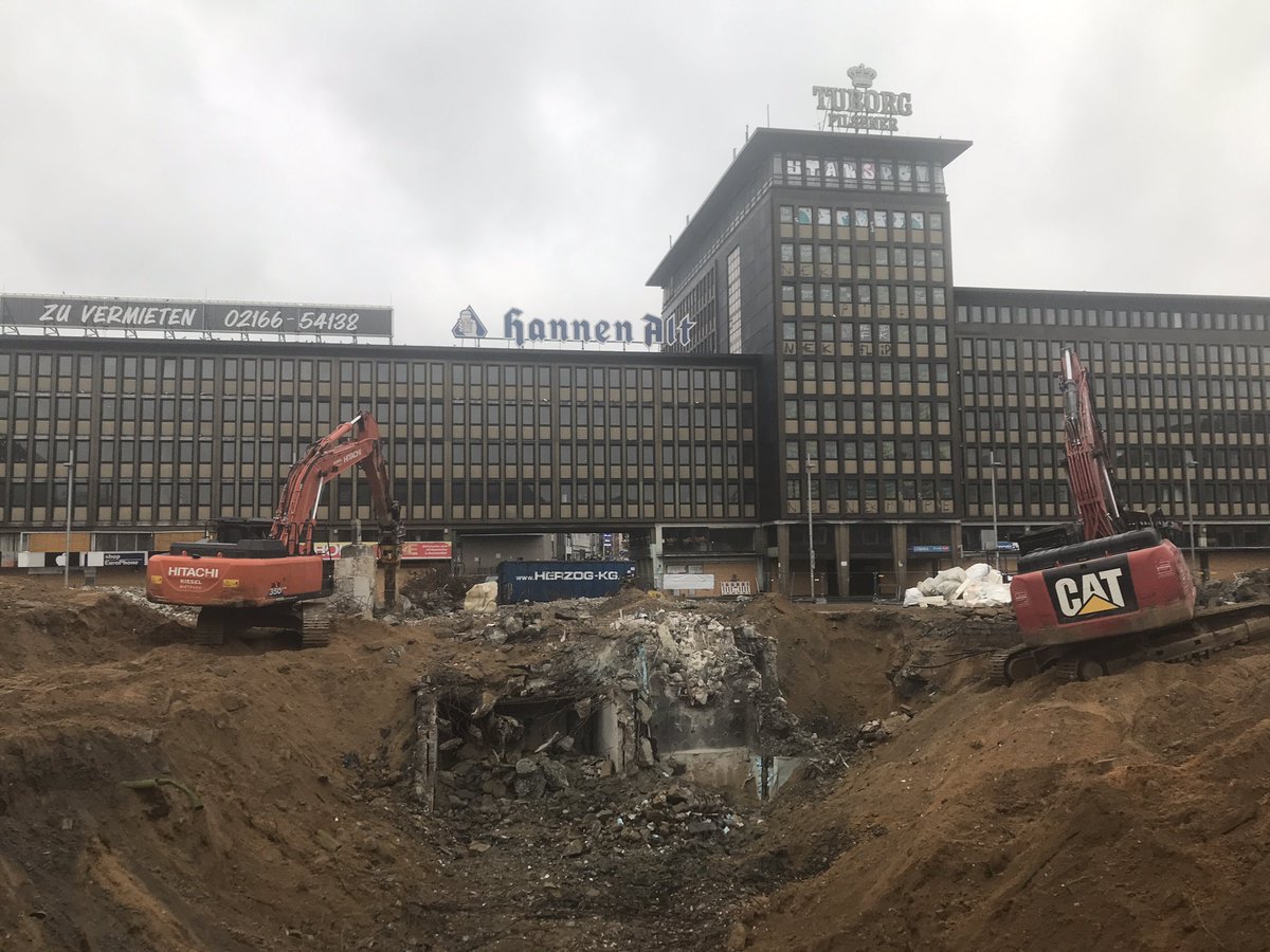 AmNordpark's tweet image. Den alten Fußgänger-Tunnel unter dem #ZOB in #MG gibt es noch. Wer erinnert sich noch? 🤔 Er wurde einfach zugeschüttet und der neue Busbahnhof darüber gebaut. Jetzt muss er mühsam abgetragen und die Fläche aufgefüllt werden.