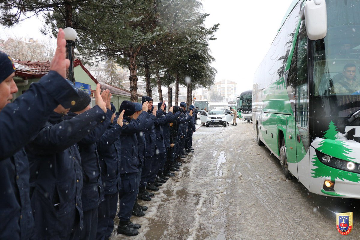 jandarma's tweet photo. Jandarma Komandolarımız deprem bölgesindeki arama kurtarma çalışmalarına destek vermek amacıyla birliklerinden uğurlandılar. https://t.co/vWyImwtELd