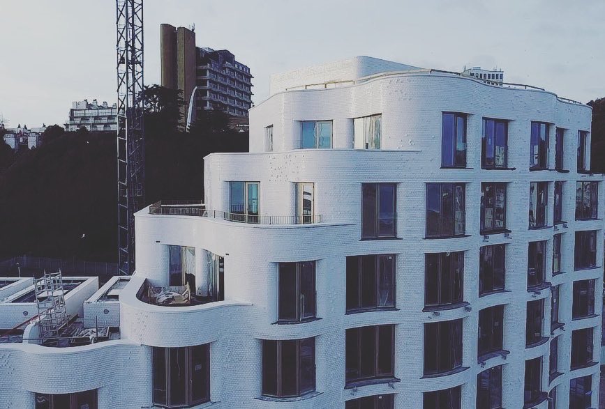 jennergroup's tweet photo. Latest drone images captured by the talented @itmjp08 showcasing progress of the stunning development of Shoreline- 84 luxury new homes on Folkestone seafront!

Great work Team Jenner ❤️

#construction #brickwork #newhomes #folkestone #development https://t.co/4qPuchDn22
