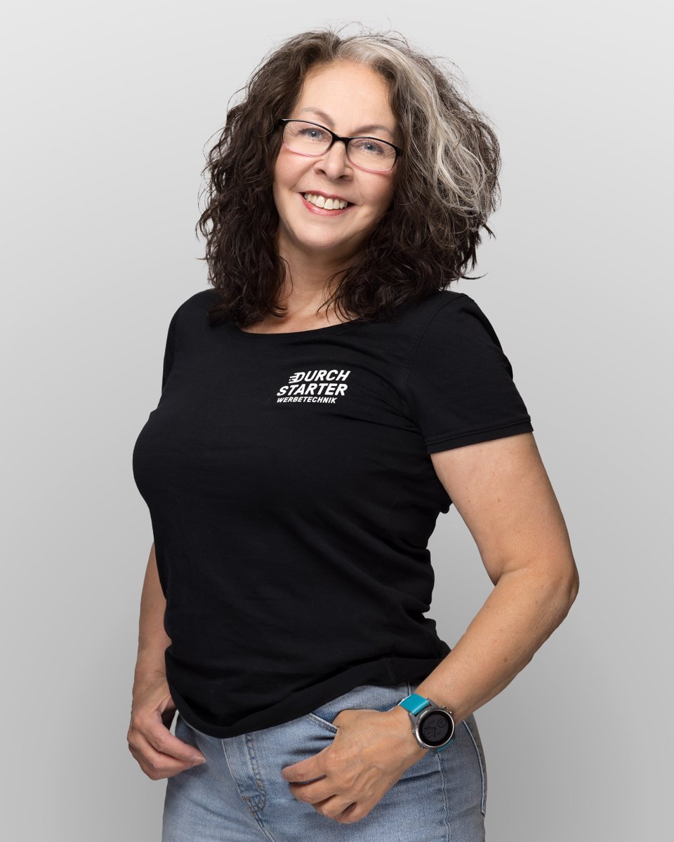 meierkamer_ch's tweet photo. Wir durften neue #Teambilder für die Durchstarter Werbetechnik erstellen. Mit unserem mobilen #Fotostudio haben wir die #Teamfotos in den Räumlichkeiten vor Ort fotografiert. Ob #Portraitfotografie für Corporate oder #PersonalBranding, wir stellen die Menschen in den Vordergrund. https://t.co/d64XvKtjUm