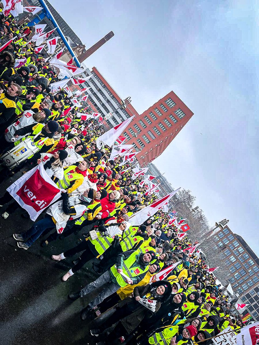 wirsagengenug's tweet photo. POV: Du hast einen Konzerngewinn von 8,4 Milliarden erarbeitet und deine Chefs wollen dir keinen Cent davon abgeben. 15% mehr Lohn sind das Mindeste! #Poststreik https://t.co/nHVWJ0hl9h