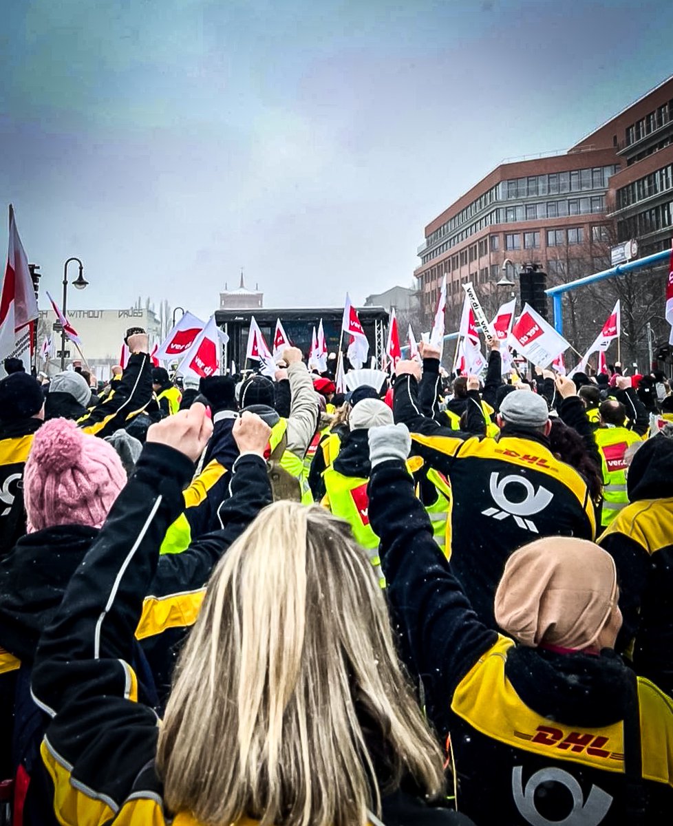 wirsagengenug's tweet photo. POV: Du hast einen Konzerngewinn von 8,4 Milliarden erarbeitet und deine Chefs wollen dir keinen Cent davon abgeben. 15% mehr Lohn sind das Mindeste! #Poststreik https://t.co/nHVWJ0hl9h