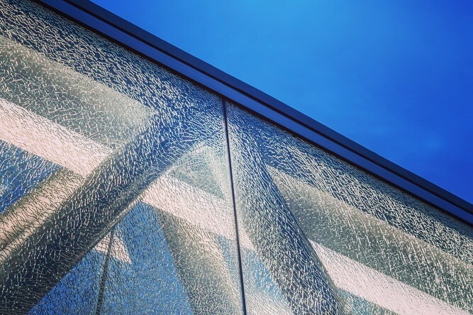HundvenClements's tweet photo. A dramatic bridge has been created to lead guests to Oslo’s hottest cultural experience @munchmuseet.no  Munch Bridge designed by @l2arkitekter https://t.co/IiSXaNNpNi https://t.co/di4fv3Jzse
