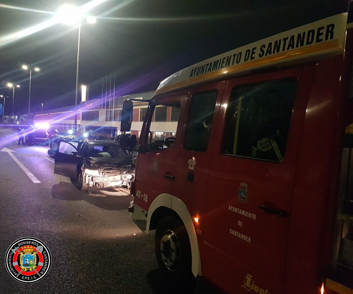 BombSantander's tweet photo. ACCIDENTE TRÁFICO
Esta noche @112Cantabria informaba de accidente entre dos coches en la S-10  km.1 sentido salida #Santander
Desplazamos autotanque 🚒 (6bomberos), a la llegada los ocupantes están fuera y #PLSantander regula tráfico, se inertizan vehículos y control de derrame https://t.co/tSGOyQhYRt