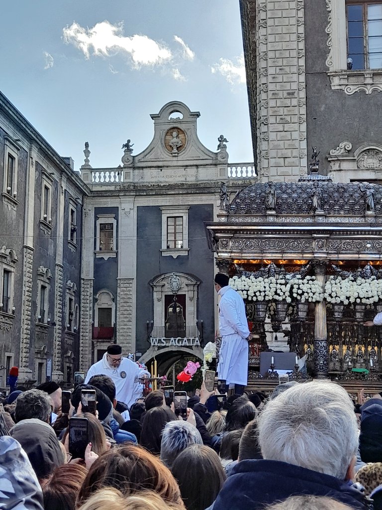 Silvia_Majoraj's tweet photo. Frame del rientro di #SantAgata in Cattedrale.
E anche quest'anno è andata ✨️💕
#Agata2023 #devotitutti #WSantAgata #UnniEASanta https://t.co/mEVOsmPR5V