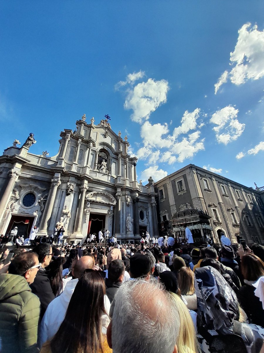 Silvia_Majoraj's tweet photo. Frame del rientro di #SantAgata in Cattedrale.
E anche quest'anno è andata ✨️💕
#Agata2023 #devotitutti #WSantAgata #UnniEASanta https://t.co/mEVOsmPR5V