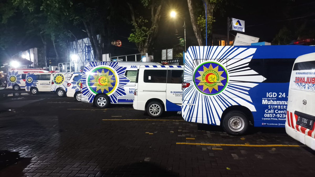 azaki_khoirudin's tweet photo. Mobil ambulans Rumah Sakit Muhammadiyah se Jawa Timur yg bertugas di titik2 posko kesehatan pada Harlah 1 Abad NU di GOR Sidoarjo https://t.co/oaVYuohq1M