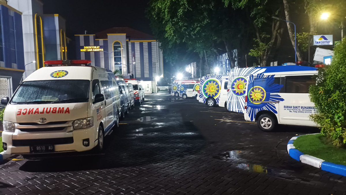 azaki_khoirudin's tweet photo. Mobil ambulans Rumah Sakit Muhammadiyah se Jawa Timur yg bertugas di titik2 posko kesehatan pada Harlah 1 Abad NU di GOR Sidoarjo https://t.co/oaVYuohq1M