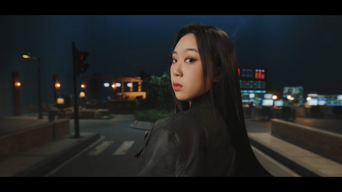 txtaebins's tweet photo. youngji!!!! didn’t read the title on youtube so I was super shocked and happy when I saw her on the MV omg!!! https://t.co/5v21A47bty