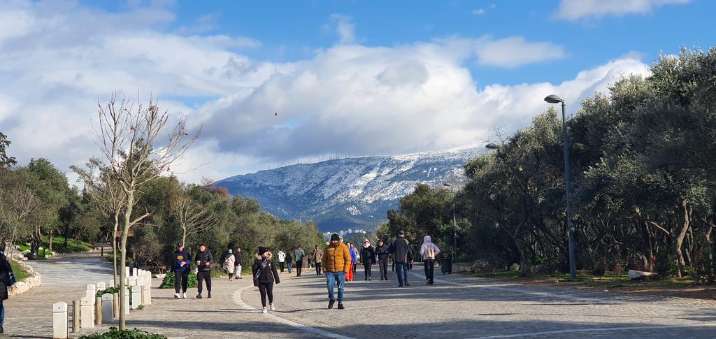 JTPsaropoulos's tweet photo. A dusting of snow on Ymittos. #AthensRocks https://t.co/RdrxDNKfb2