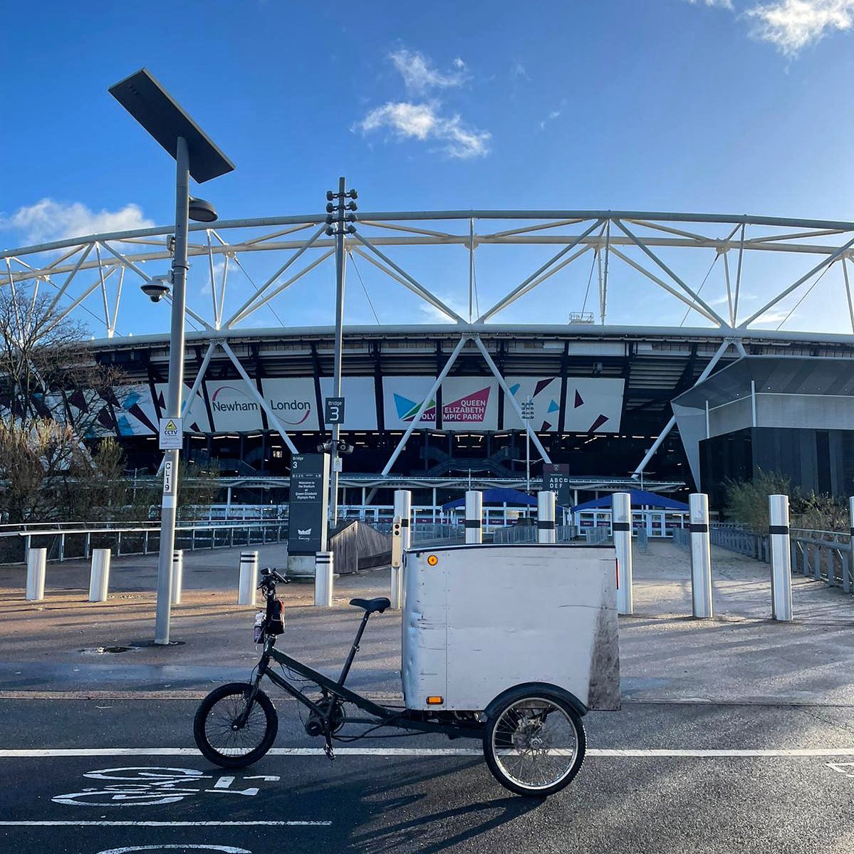 hugosecodeliver's tweet photo. What a wonderful sunny weekend we had in London. We love cycling through the Olympic Park &amp; it's still looking fab 11 years on! Keep a look out for our team this week &amp; give us a wave. #hugosecodelivery #ecodelivery #london https://t.co/ZTYlktR3CX