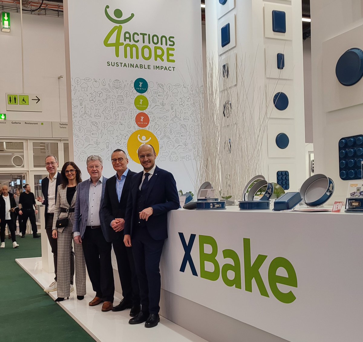 ArcelorMittalD's tweet photo. 🎂🍰 Drei Jahre, vier Unternehmen und viel Arbeit...
Wir sind stolz, an der Einführung der weltweit ersten nachhaltigen Backform #XBake beteiligt zu sein. Unsere XCarb®-Green-Steel-Zertifikate sind Teil dieser umweltfreundlichen Backformenreihe 👉 https://t.co/Wdv7ssqGZU https://t.co/vI9C5zhkri