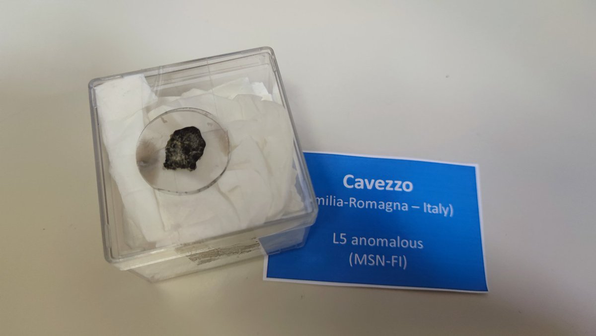 Studi sulle meteoriti nei laboratori <a href="/INAF_IAPS/">INAF_IAPS</a>. Nel dettaglio, un frammento della famosa meteorite caduta a Cavezzo (Modena) nel gennaio 2020. Prossimamente su RaiNews24 in #FUTURO24