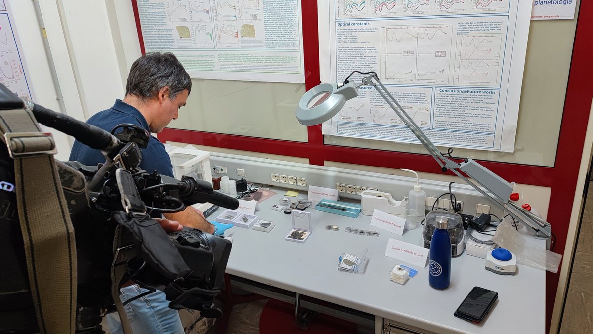 andreabettini's tweet photo. Studi sulle meteoriti nei laboratori @INAF_IAPS. Nel dettaglio, un frammento della famosa meteorite caduta a Cavezzo (Modena) nel gennaio 2020. Prossimamente su RaiNews24 in #FUTURO24 https://t.co/4892bE5d42