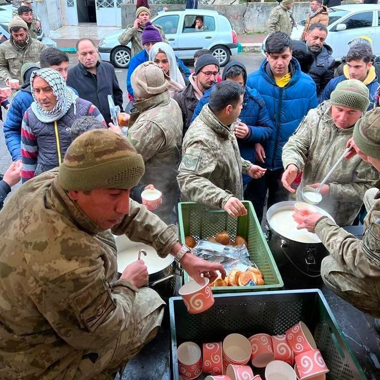 Mehmetçik deprem bölgesinde.