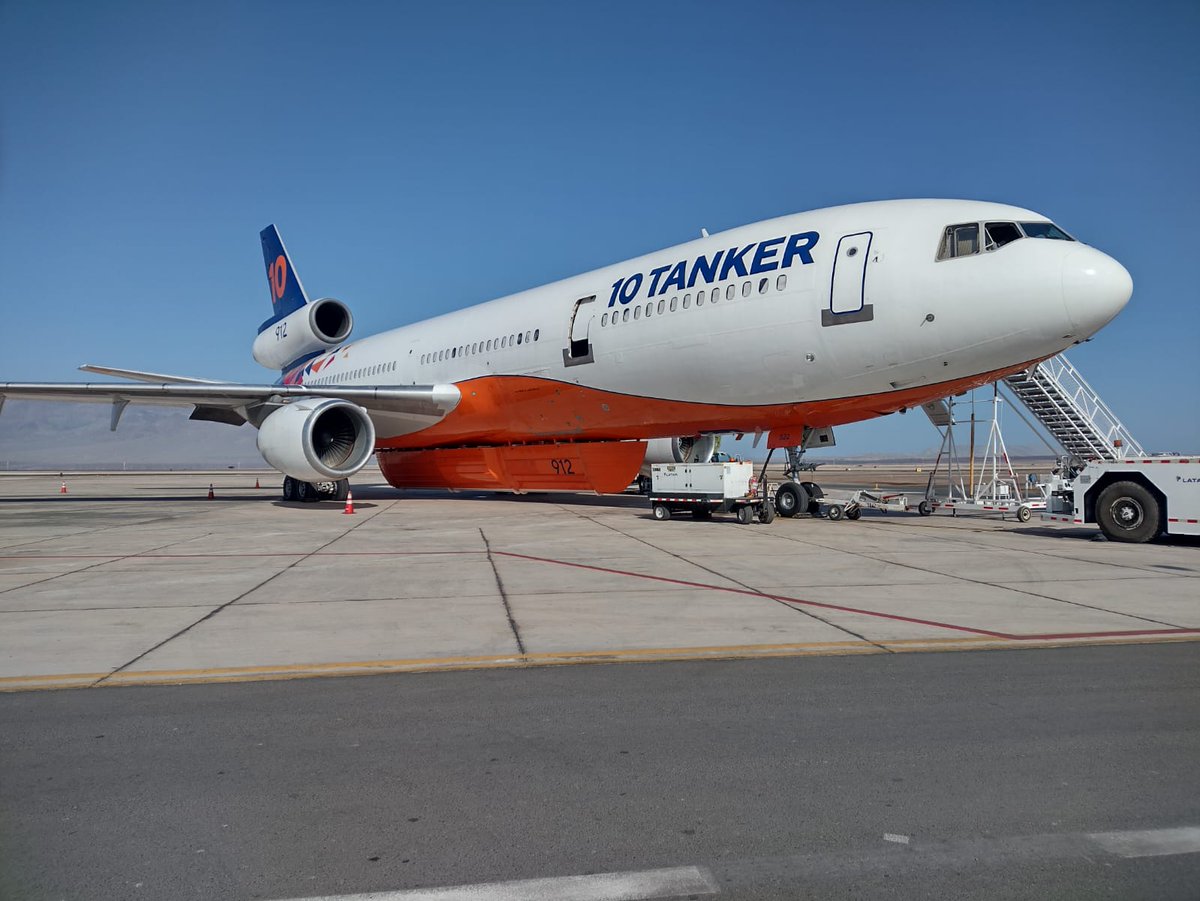 conaf_minagri's tweet photo. Ya se prepara para partir esta jornada a la región del Biobío el avión #TenTanker, que viene a reforzar el combate a los #incendiosforestales que afectan al país: la aeronave llegó esta noche a Antofagasta. https://t.co/sspwtoh17z