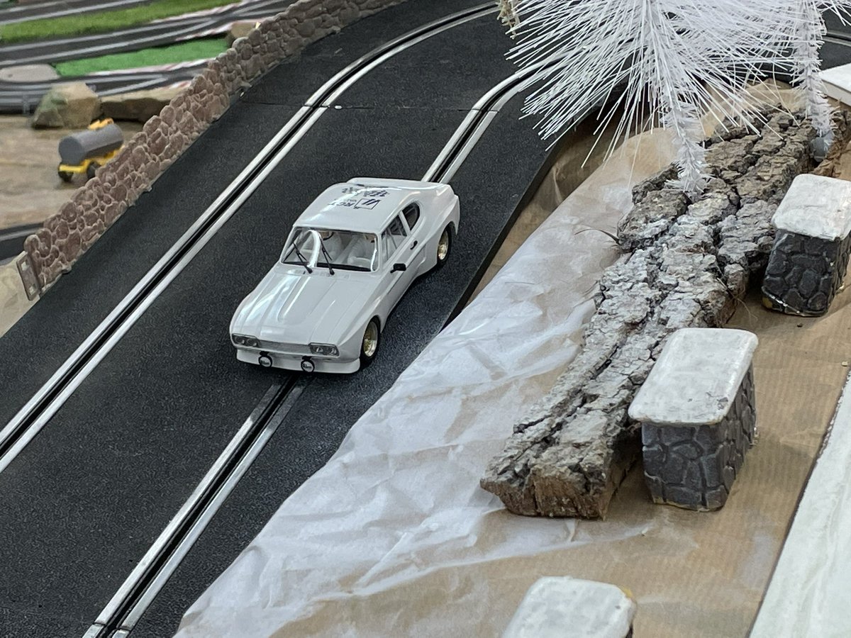 RCT_Valles's tweet photo. Els ouvriers ja estan passant per els trams del #RallyeMonteCarlo
#wrc #rally #rallyeslot #rallyslot #slot132 #slotcompeticio #scalextric https://t.co/MNLjtUyJ7B