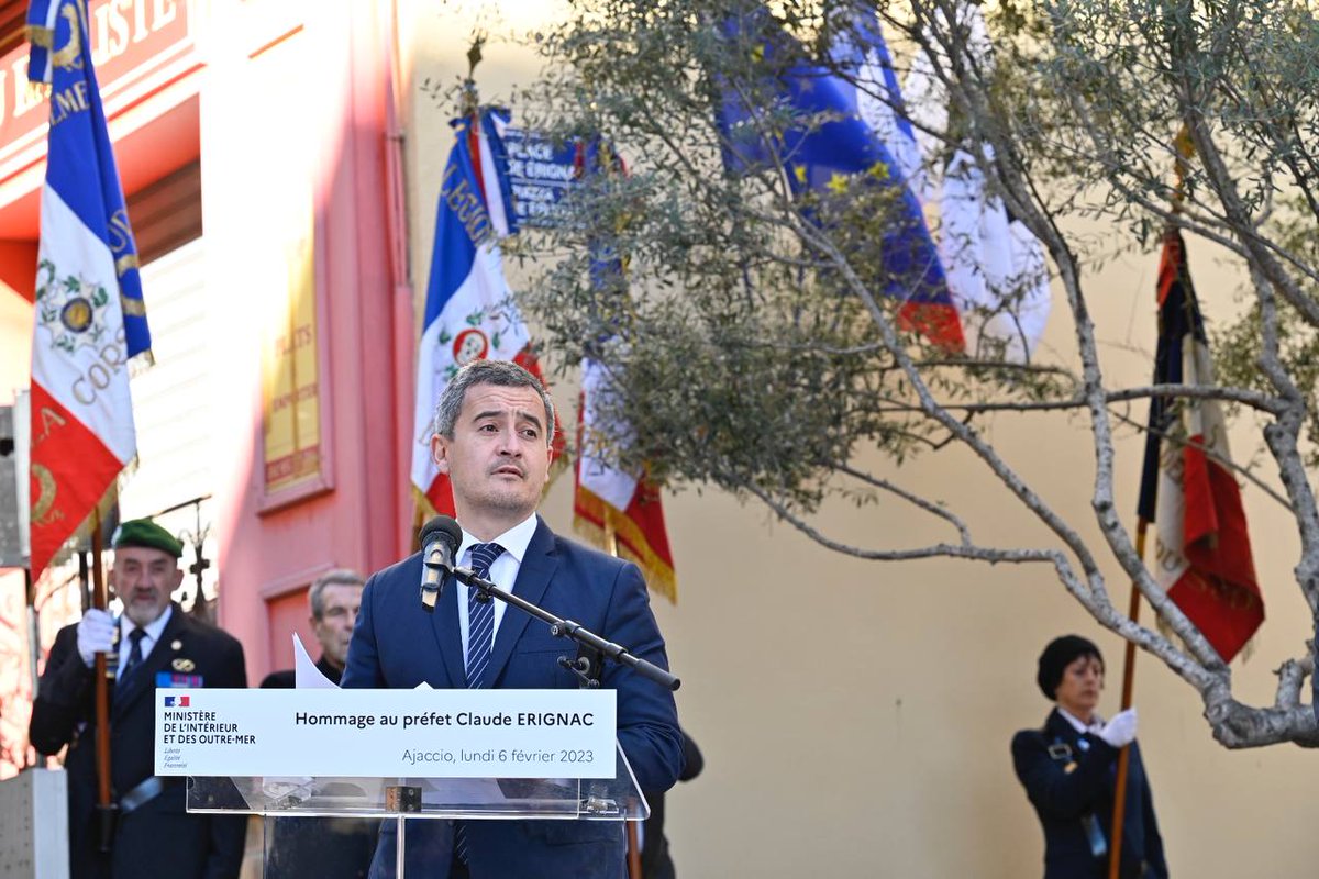 Interieur_Gouv's tweet photo. 🇫🇷 @GDarmanin était à #Ajaccio pour présider la cérémonie d'hommage au préfet Claude Érignac, tué dans l’exercice de ses fonctions le 6 février 1998. 

Retrouvez l'intégralité du discours du ministre en vidéo 🖱️ https://t.co/eDvdCEhBOL https://t.co/72MOra8H1b