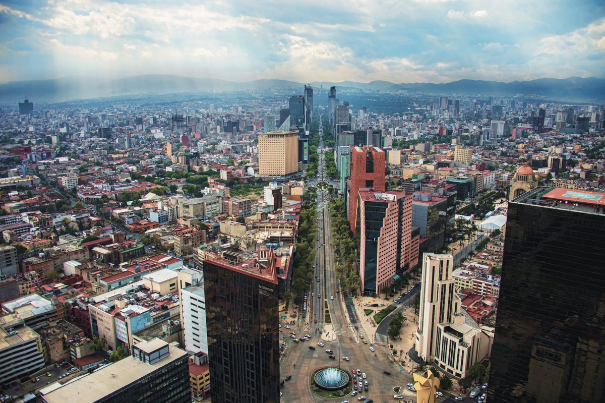 entdecke_mexiko's tweet image. 🇲🇽📸😍 Bei Ihrem Besuch in #Mexiko-Stadt sollten Sie unbedingt den Paseo de la Reforma besuchen, eine symbolträchtige Allee🌲, die im 19. Jahrhundert gebaut wurde. Heute ist sie eine Straße voller Leben, Büros und imposante Wolkenkratzern. @turismocdmx #EntdeckeMexiko #Reiselust