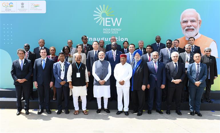 PetroleumMin's tweet image. Glimpses of the #IndiaEnergyWeek inaugural ceremony where Hon'ble @PMOIndia Sh. @narendramodi launched twin burners #SolarCookTop, #E20 and #GreenMobility Rally. 
@g20org @IndiaEnergyWeek @HardeepSPuri @Rameswar_Teli @PIBBengaluru @PIB_India @DDNewslive