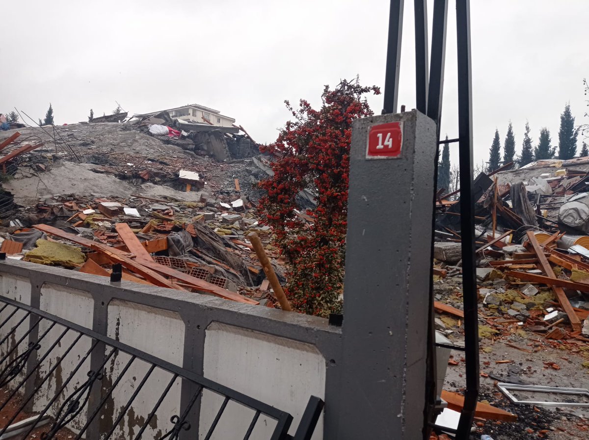 mehmetyetim63's tweet photo. Burası Adıyaman Merkez  Cumhuriyet Mahallesi Fırat Sitesi. Üç blok da çöktü. Altında yeğenlerim , yengem ve yaklaşık 100 site sakini var. Biz Urfa'dan kalkıp geldik.
Ama Adıyaman Afad, belediye ve valilik ekipleri hala gelmedi. Kendimiz kazıyorlar. 
Acil yardım istiyorlar... https://t.co/GZez6HgIk2