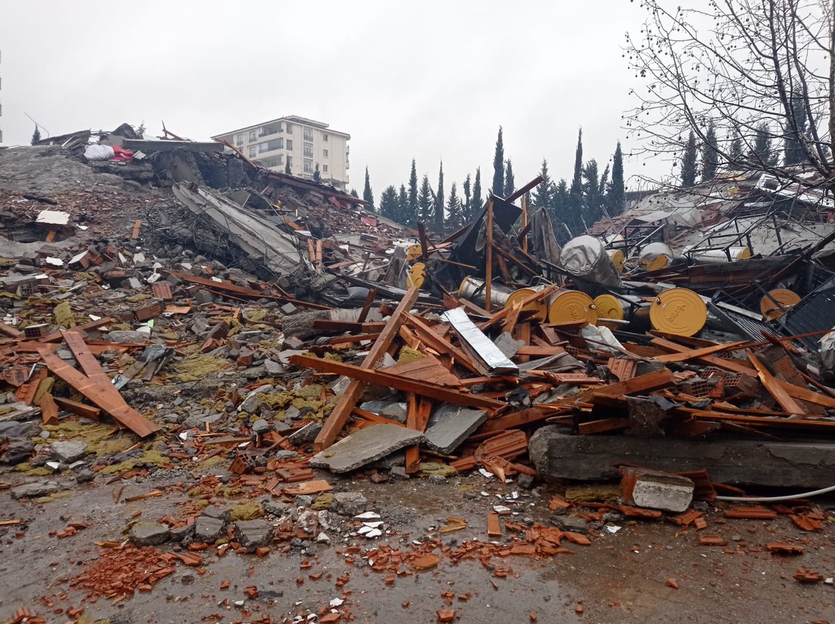 mehmetyetim63's tweet photo. Burası Adıyaman Merkez  Cumhuriyet Mahallesi Fırat Sitesi. Üç blok da çöktü. Altında yeğenlerim , yengem ve yaklaşık 100 site sakini var. Biz Urfa'dan kalkıp geldik.
Ama Adıyaman Afad, belediye ve valilik ekipleri hala gelmedi. Kendimiz kazıyorlar. 
Acil yardım istiyorlar... https://t.co/GZez6HgIk2