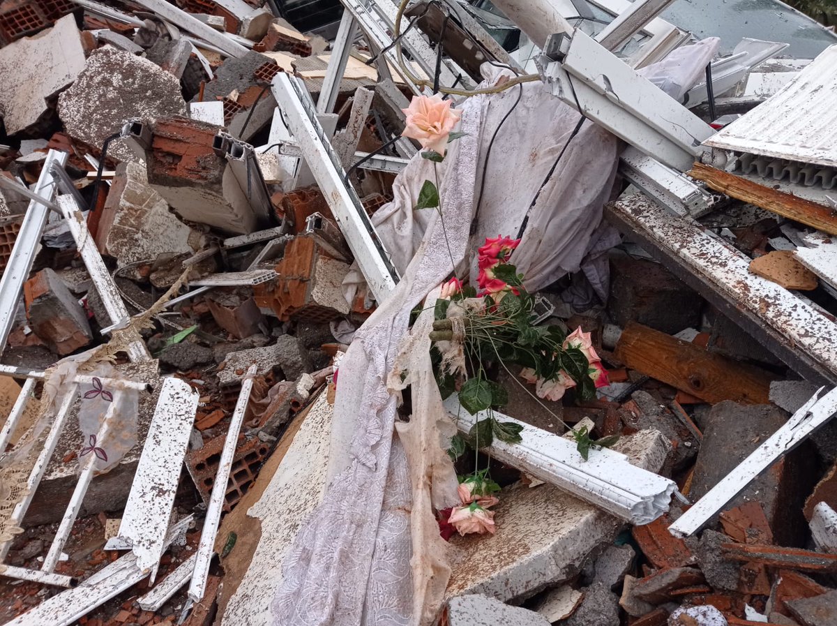 mehmetyetim63's tweet photo. Burası Adıyaman Merkez  Cumhuriyet Mahallesi Fırat Sitesi. Üç blok da çöktü. Altında yeğenlerim , yengem ve yaklaşık 100 site sakini var. Biz Urfa'dan kalkıp geldik.
Ama Adıyaman Afad, belediye ve valilik ekipleri hala gelmedi. Kendimiz kazıyorlar. 
Acil yardım istiyorlar... https://t.co/GZez6HgIk2