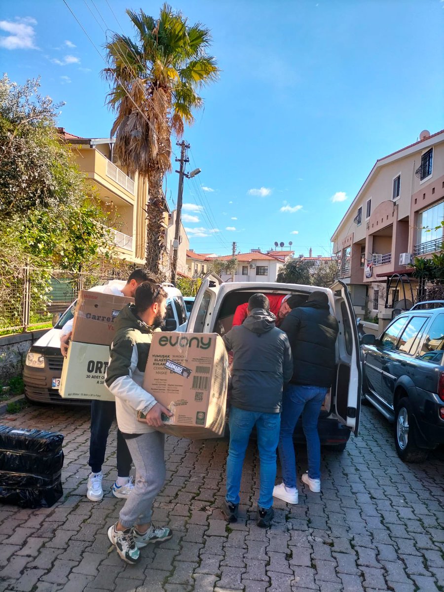 bjkmarmaris's tweet photo. Kısa sürede 15 koli yapıp belediye yetkililerine teslim ettik bize güvenip bizle hareket eden herkese teşekkür ederiz. @forzabesiktas @carsivicdan_  #marmaris https://t.co/jlBuNkAkbX