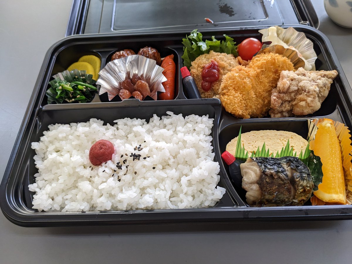 IEF_NGEEANN's tweet photo. I was a poll watcher for the mayoral election of my town yesterday. This was a bento lunch, not provided but catered from a nearby shop. 700yen for this is reasonable, I think. https://t.co/5SkIfTOWOa