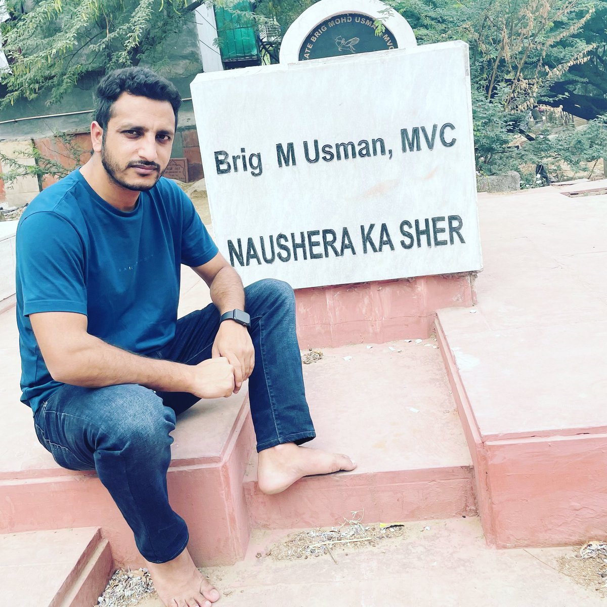 The #BattleofNaushera was a major victory for #IndianArmy. The heroics of #NausheraKaSher Brigadier Usman, MVC & the gallant action of  Naik Jadunath Singh, PVC made 06 Feb 1948 a #RedLetterDay in the history of #IndianArmy.
At his grave yard .