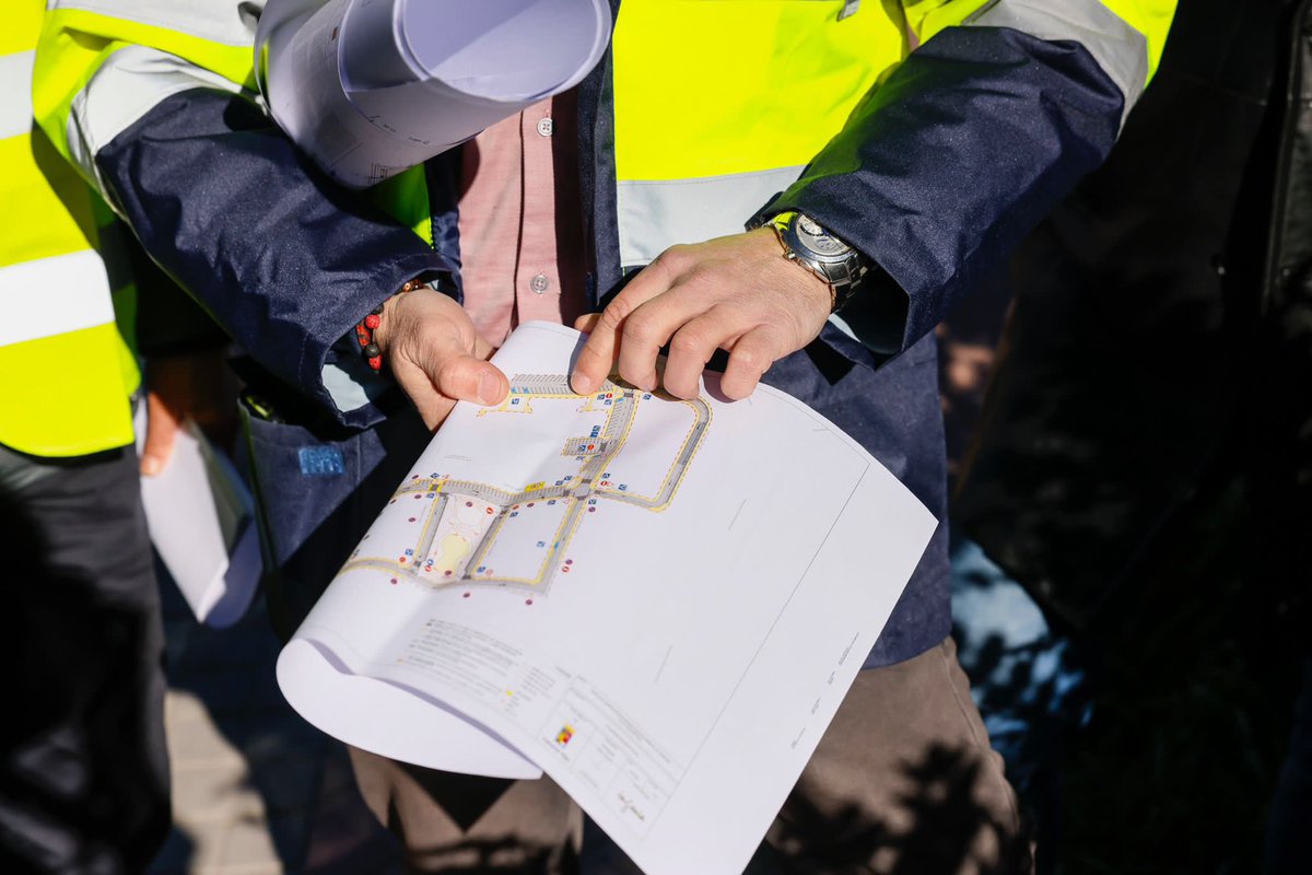 jorge_garciad's tweet photo. Comienzan las obras de re-urbanización  de la zona de Prado Tito - El Olivar. 
👉 8 calles
👉 Aceras, mobiliario, iluminación y asfalto. 
👉 Mejora de aparcamiento, itinerarios peatonales y accesibilidad. 
👉 Renovación zona verde calle Federico Gª Lorca.
#ColmenarViejo https://t.co/xoVaFBlBW9