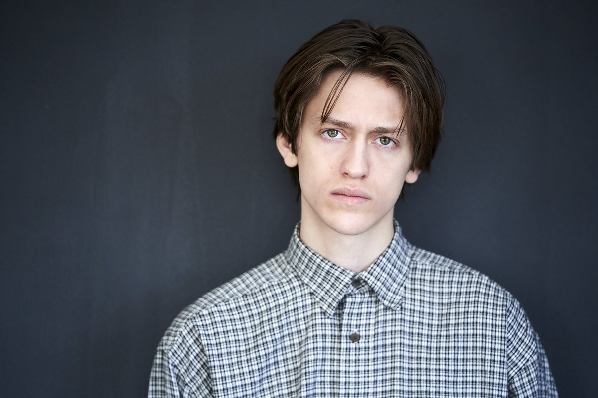 chocersok's tweet photo. He's got the range and the looks to play equally believably, a village idiot, a blue-blooded aristocrat, a blue coller drunkard and a high brow nerd. Serial-killer and hearthrob go without saying. To the Academy in 20 years from now: give him that Oscar already #PercyHynesWhite https://t.co/RIDS2YhCyi
