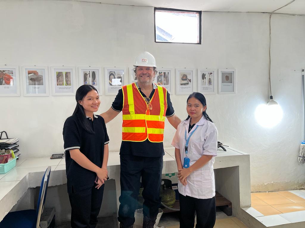 ResourcesPyx's tweet photo. ‘@Oliver_Hasler1 with our onsite team at #PYX’s Mineral Separation Plant. Pyx is proud to be taking part in the United Nations Global Compact in recognition of women's rights in the workforce, ahead of #internationalwomensday
#miningprocessing #womeninmining #mining #investment https://t.co/VRCjm5uRZK