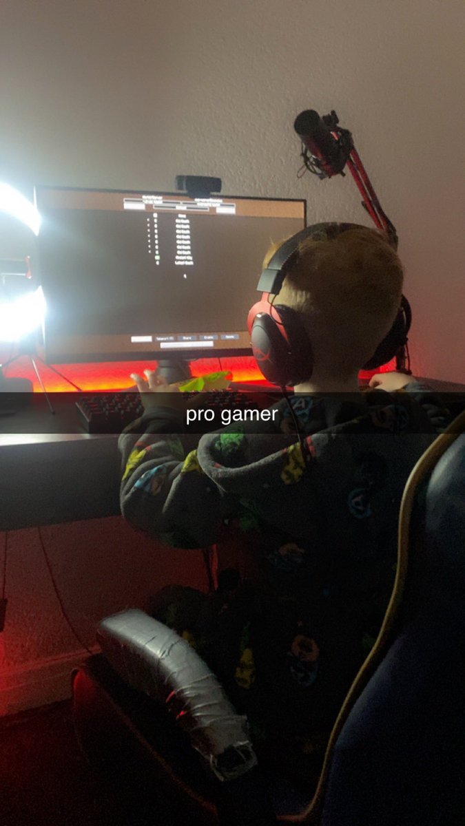 Chralrie's tweet image. lil bro playing the craft 👑👑