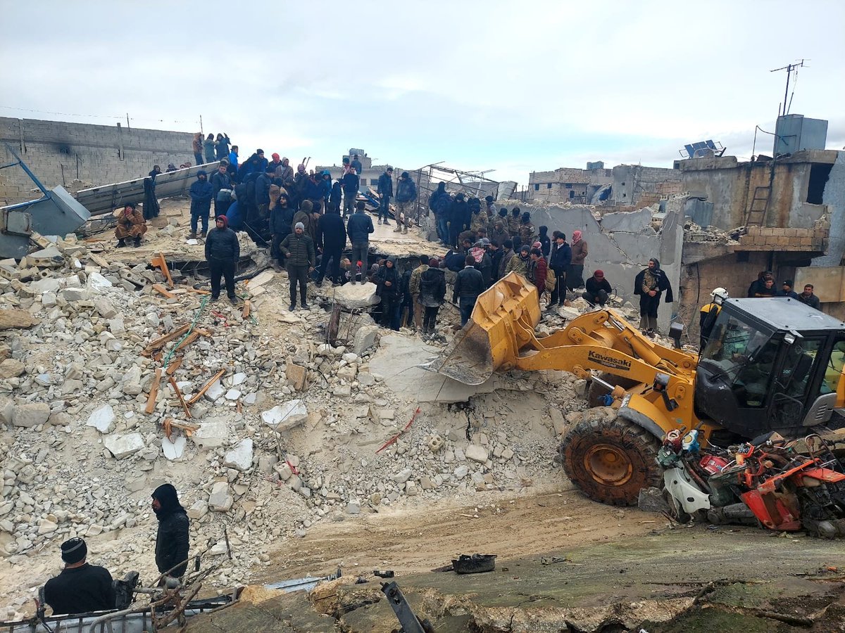 talentosprecato's tweet photo. #AlAtarib 100 morti.
Ma forse c'è ancora vita...lì sotto
#Terremoto
#Earthquake #Syria #Aleppo https://t.co/KLABaKULAj