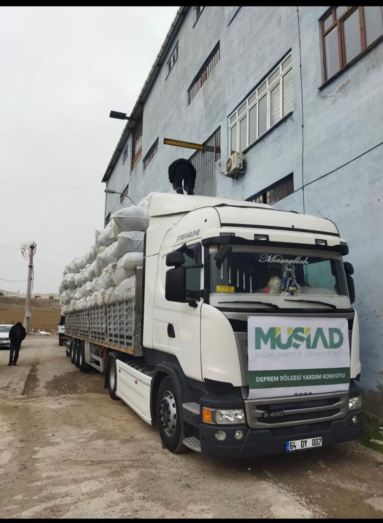 Üyelerimizin katkıları ile hazırlanan yardımlar kapsamında battaniye ve arama kurtarma çalışmalarında kullanılacak iş makineleri afet bölgesine ulaştırılmak üzere Sivas ve Uşak'tan yola çıktı.