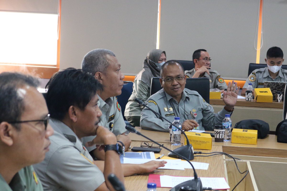 BarantinRI's tweet photo. Rapat tim yg dibentuk berdasarkan Kepmentan No 761/2022 pd kali ini bertujuan u/ merumuskan peningatan ekspor dgn membentuk pokja dengan target tertentu hingga tahun 2024.

"Sesuai arahan Pak Mentan seluruh unit eselon 1 mendukung ditjen teknis terkait ekspor," kata Bambang. https://t.co/md10FrbmXC
