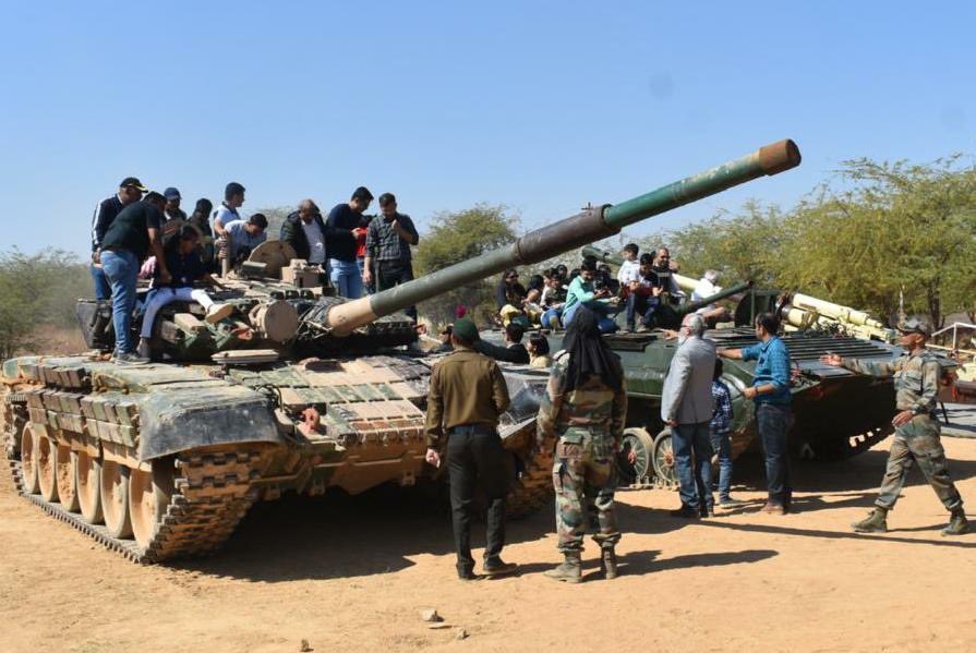 Civilians getting a look inside T-72M1 Ajeya Main Battle Tank and BMP-1 Infantry Fighting Vehicle of #IndianArmy in #Bhuj

#Knowyourarmy
#IADN