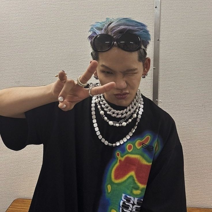 into_treasure's tweet photo. — pose 📸

#TreasureMakerSelcaDay
#TeumeSelcaDay #TMSD
#CHOIHYUNSUK #TREASURE
@treasuremembers https://t.co/KoBegBdJL7