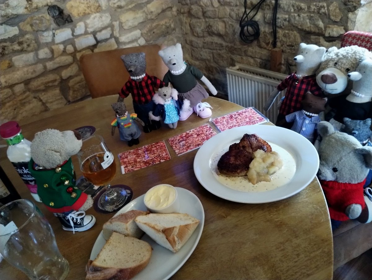 TourGuideTed's tweet photo. By 'eck we are stuffed there was another pork chop plate, more chips, boiled potatoes, cabbage and carrot/swede mash. Doesn't look much but blimey! Very hot too! at the Black Bear Inn, Moreton-in-Marsh #NoRoomForPudding πππ§Έ https://t.co/vrptxfjFr7