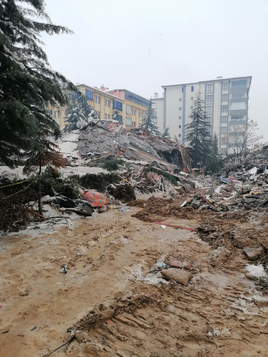 aslidaghan1's tweet photo. Ekip yok YARDIM EDİN SES VAR EKİP YOK MALATYA TURGUT ÖZAL MAH GÜLÜMSER CADDESİ BULUTLAR SİTESİ 
@ahbap @ahbap_malatya @haluklevent @AFADBaskanlik #ACİL #Enkaz #ENKAZALTİNDAYİM #Malatya https://t.co/GM308FLJ5R