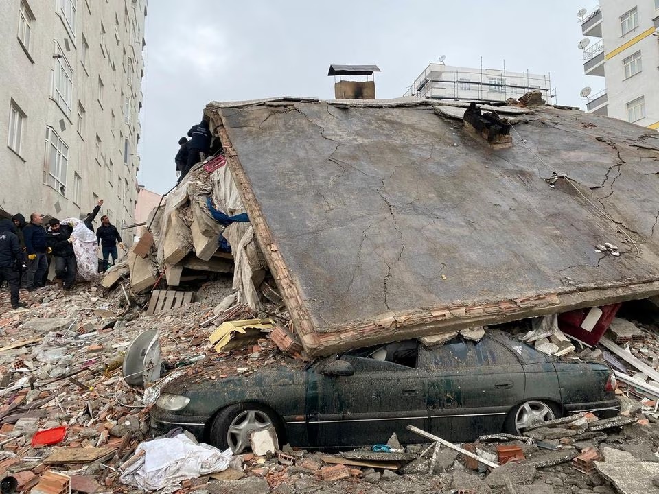Llegue la solidaridad de #Cuba y nuestras más sentidas condolencias al pueblo y gobierno turcos por las pérdidas de vidas humanas, heridos y daños materiales causados por el intenso terremoto, así como nuestra disposición a colaborar en la atención a los damnificados.