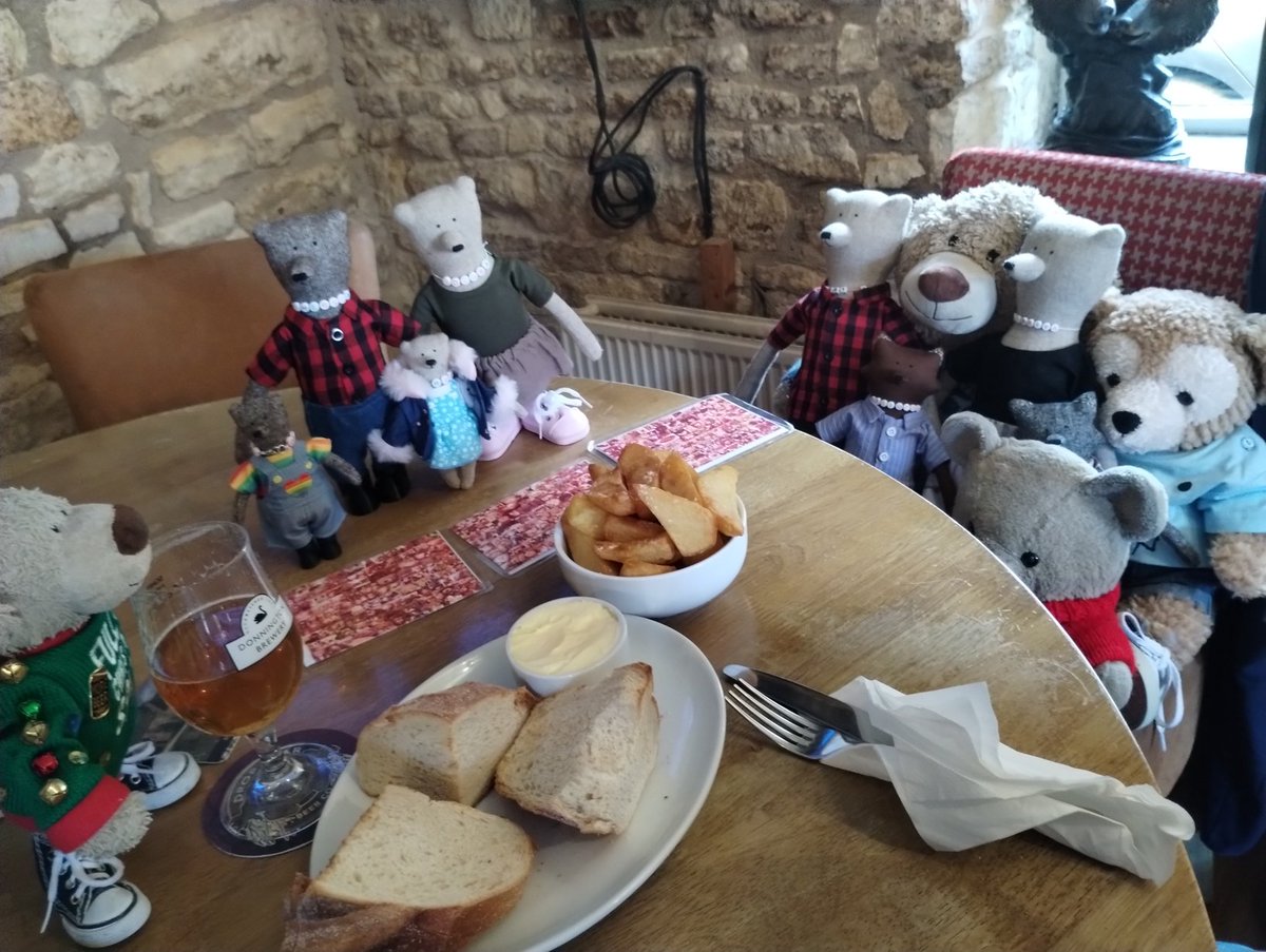 TourGuideTed's tweet photo. By 'eck we are stuffed there was another pork chop plate, more chips, boiled potatoes, cabbage and carrot/swede mash. Doesn't look much but blimey! Very hot too! at the Black Bear Inn, Moreton-in-Marsh #NoRoomForPudding πππ§Έ https://t.co/vrptxfjFr7