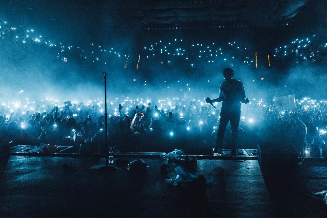 Reminder to vote for our fandom! 

RETWEET and REPLY with: I vote #Louies for #BestFanArmy at the #iHeartAwards!