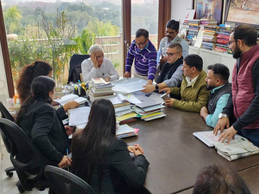SHER_E_HINDnews's tweet photo. #haldwani मामले की कल #SupremeCourt में सुनवाई है, 50 हज़ार लोगों की क़िस्मत का फ़ैसला अदालत के हाथ में है, कोर्ट ने 7 फ़रवरी तक demolition पर stay लगाया था इसी को लेकर Senior Advocate #SalmanKhurshid में हल्द्वानी के MLA #sumithirdesh समेत कई वरिष्ठ और ज़िम्मेदार लोगों के साथ कई https://t.co/DpjKm4bNs1