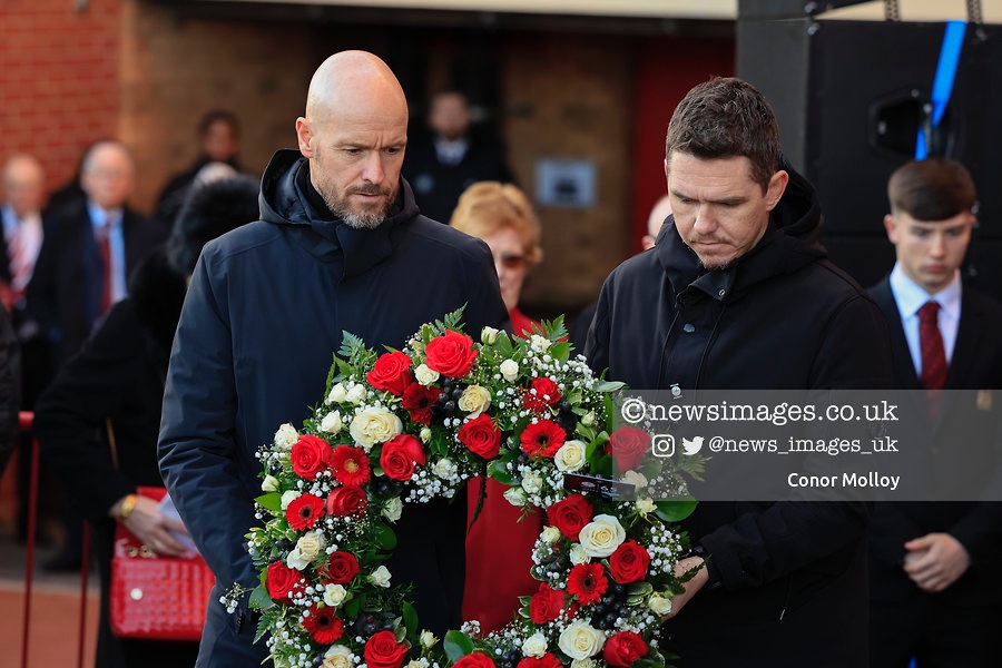 Team manager Erik ten Hag and Women’s team manager Mark Skinner lay a wreath as Manchester United mark the 65th anniversary of the Munich Air Disaster at Old Trafford

📷 <a href="/conor20molloy/">Conor Molloy</a>

#FlowersOfManchester 🌹
#ManUnited