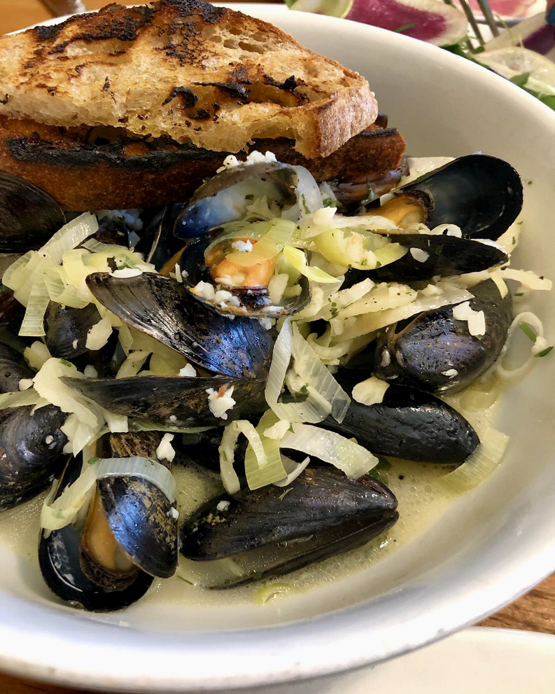 figgirl's tweet photo. Once you try our pastis-scented steamed mussels, there’s no going back! This popular starter is served with a side of garlic bread and frites to soak up the flavorful broth.

📸: @uncoraey https://t.co/z4IYZzoRQI